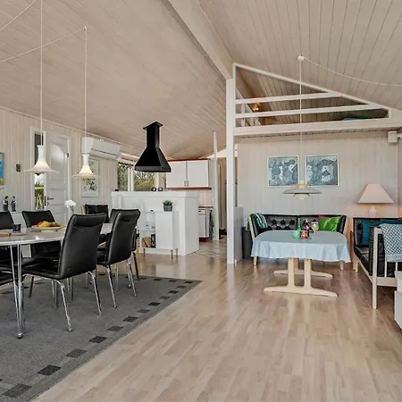 4 Bedroom Cozy In Dom wakacyjny