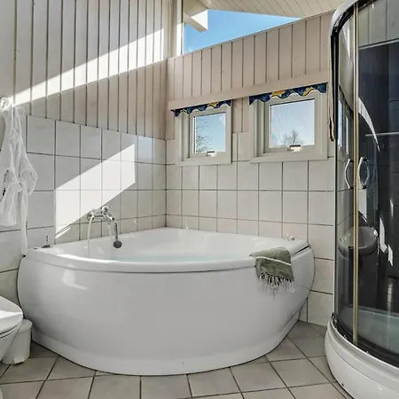 4 Bedroom Cozy In Dom wakacyjny *