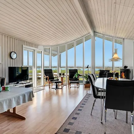 Dom wakacyjny 4 Bedroom Cozy In *